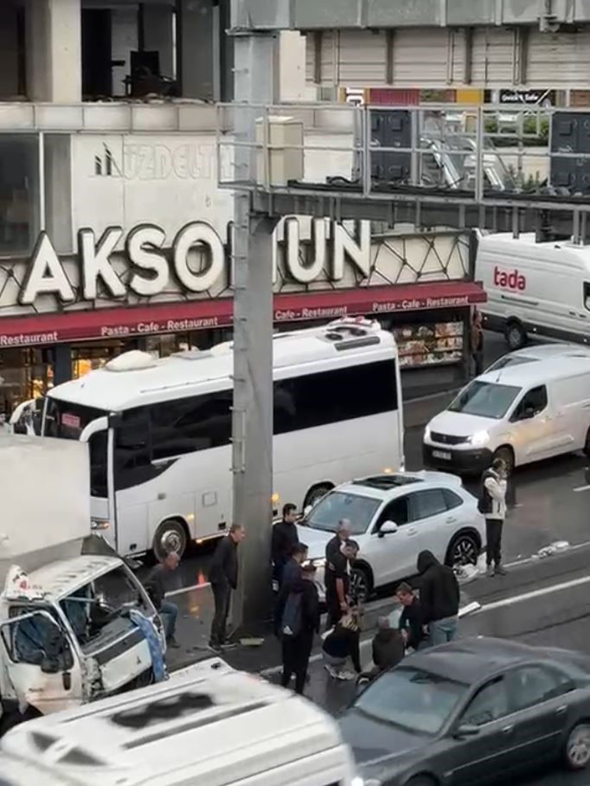 E-5 Haramidere'de kamyonet aydınlatma direğine çarptı, sürücü ağır yaralandı