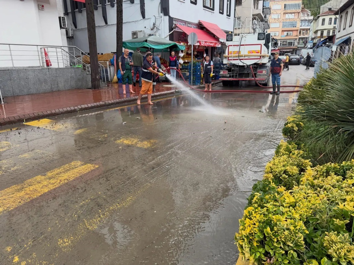 Ekipler Sinop Ayancık'ta yoğun yağış sonrası çamur ve atık temizliği yürütüyor