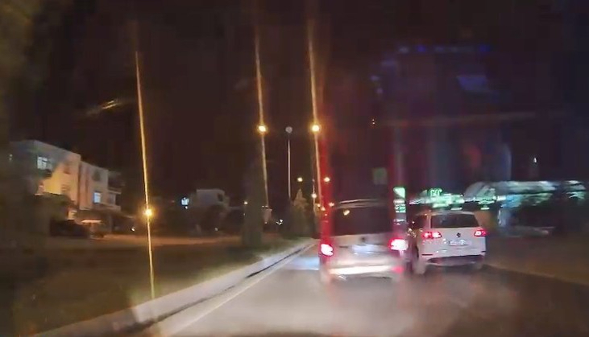 Elazığ’da makas atarak trafiği tehlikeye atan hafif ticari araç görüntülendi