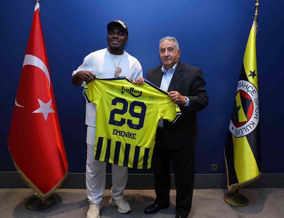 Emenike, Fenerbahçe'yi ziyaret etti, ona 29 numaralı forma hediye edildi
