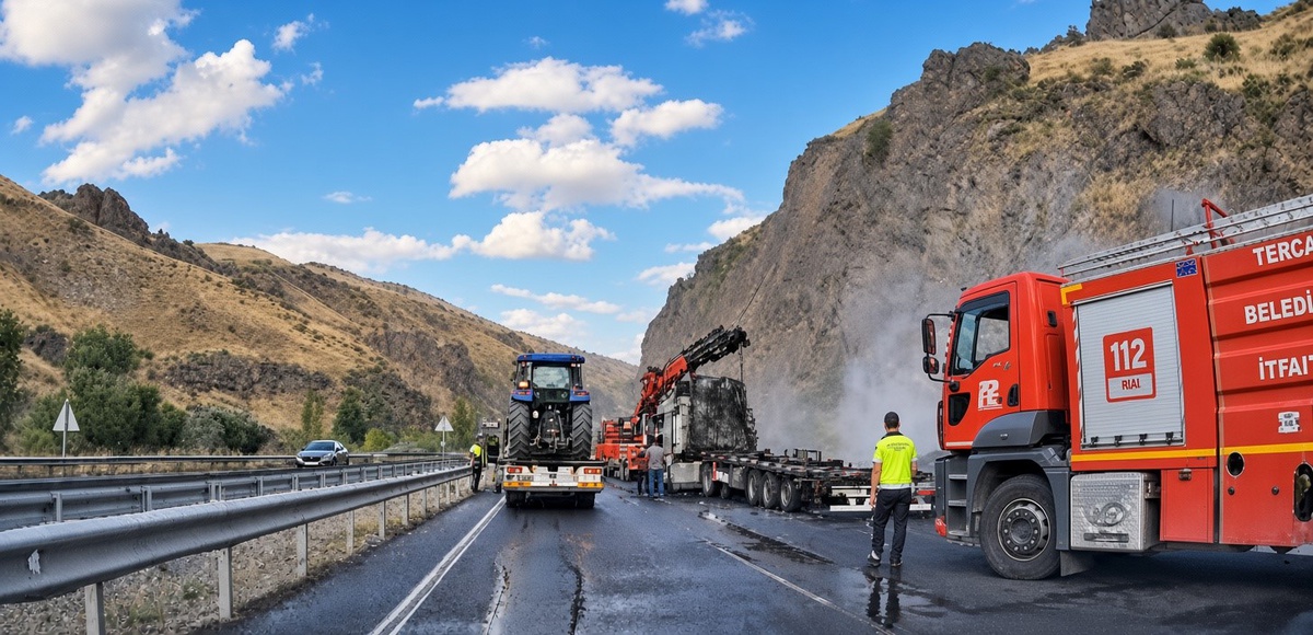 Erzincan Tercan'da hayvan yemi yüklü tır yangında kullanılamaz hale geldi