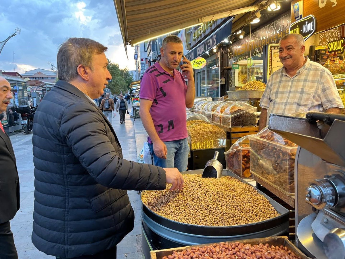 Erzincan Valisi Aydoğdu, çarşıda vatandaş ve esnafla buluşup talepleri dinledi