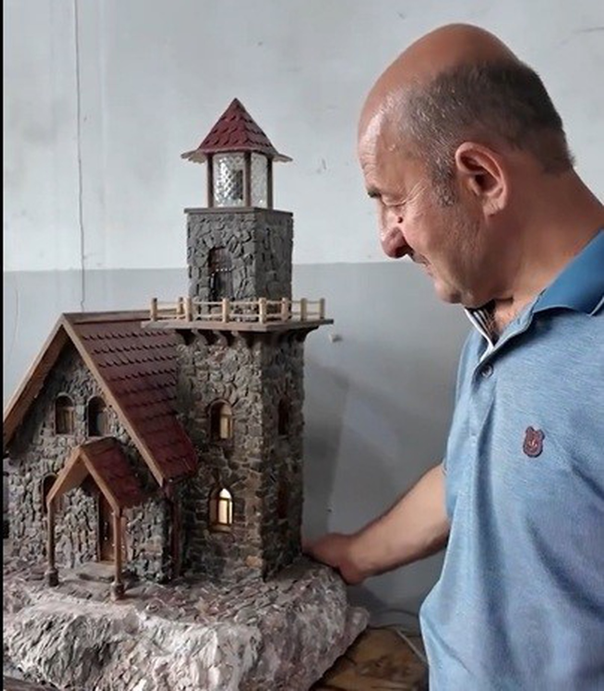 Erzincanlı emekli usta, Kemah, Çayırlı ve Tercan taşlarıyla minyatür ev yapıyor
