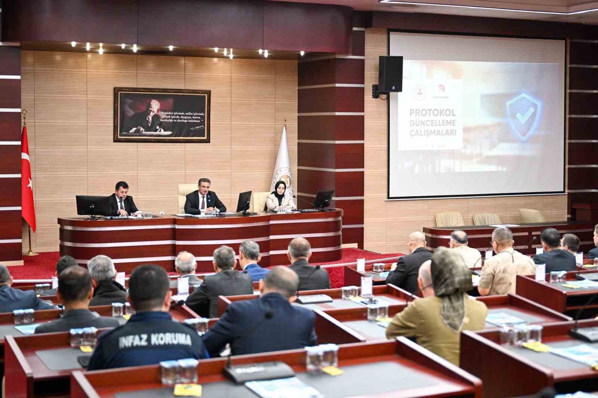 Erzurum'da okul güvenliği toplantısı Vali Baruş başkanlığında yapıldı