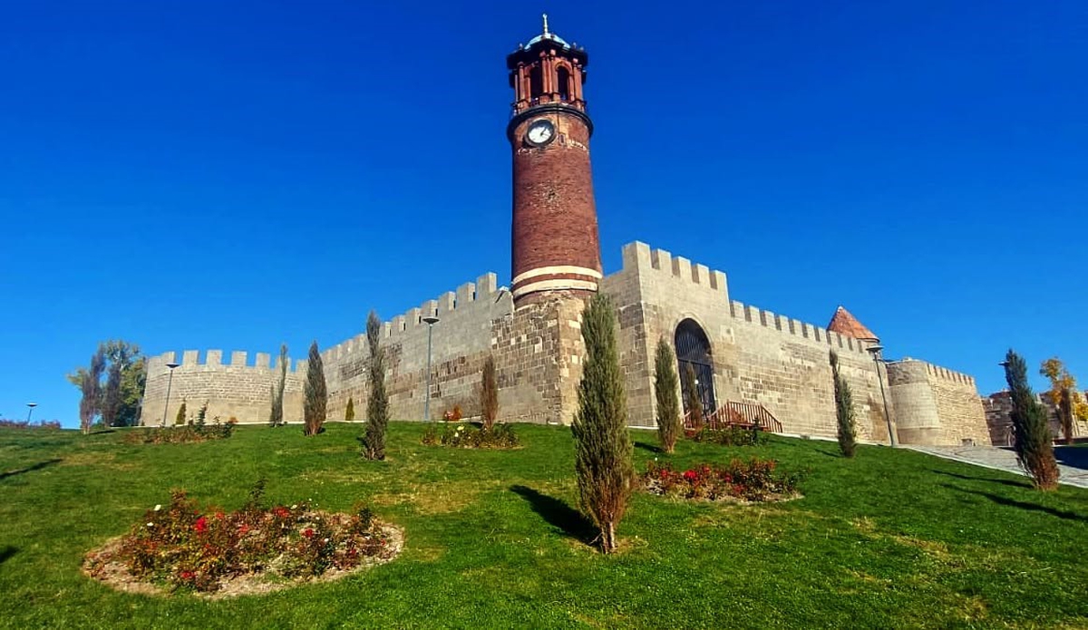 Erzurum'daki tarihi Tepsi Minare 23 Eylül-2 Ekim 2026'da ziyaretçi kabul etmeyecek.
