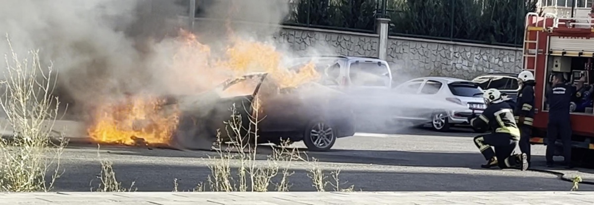 Erzurum Palandöken’de 06 U 3063 plakalı otomobil yangında kullanılmaz hale geldi