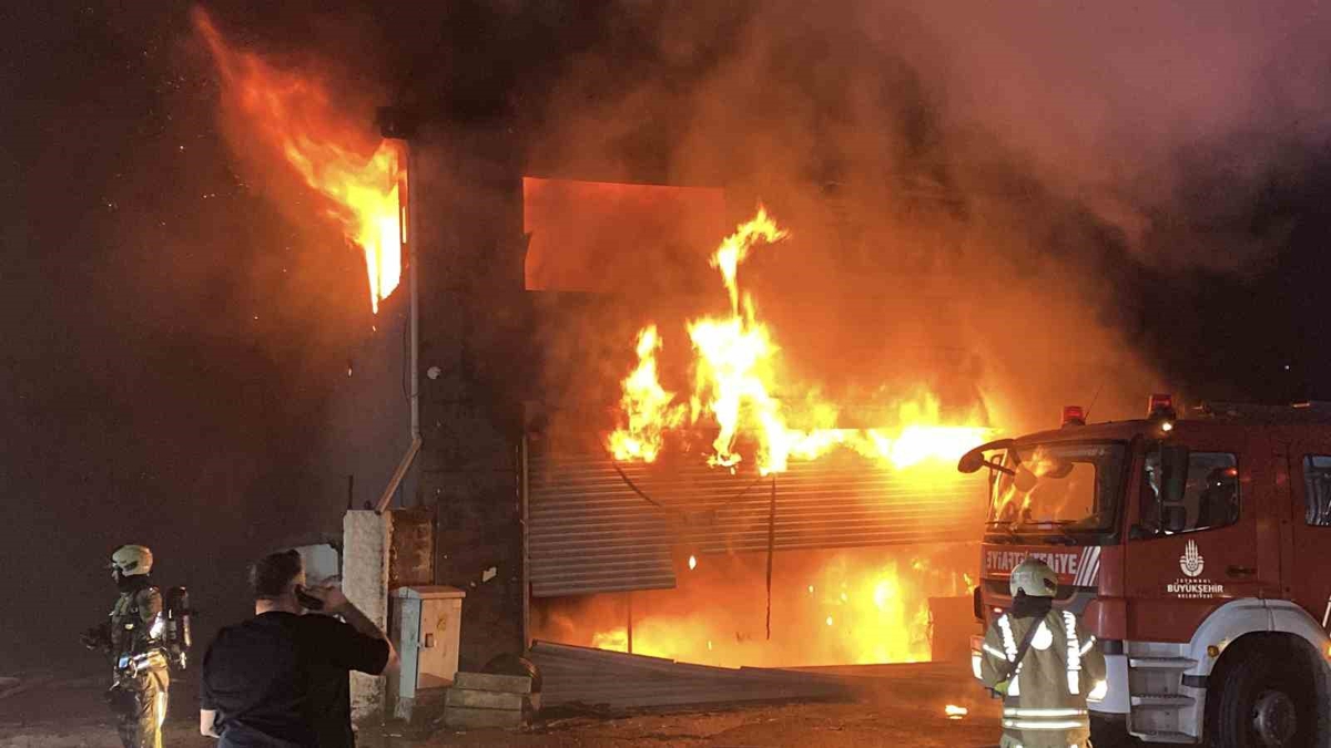 Esenyurt'ta lastikçide çıkan yangın 4 iş yeri ve bir yemek şirketine sıçradı