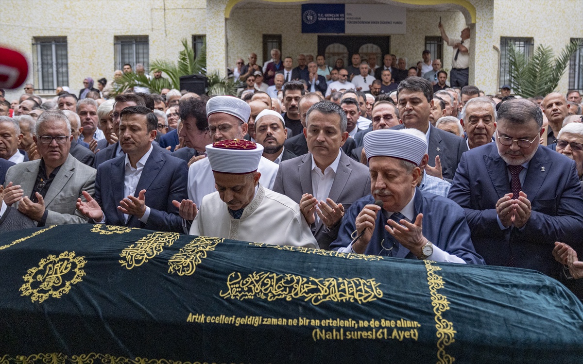 Eski İzmir Büyükşehir Belediye Başkanı Burhan Özfatura, 83 yaşında toprağa verildi