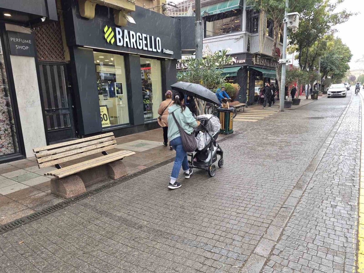Eskişehir'de sağanak başlayınca hava sıcaklığı 14 dereceye kadar düştü