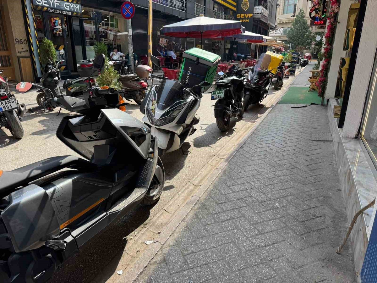 Eskişehir'de trafiğe kapalı sokağa kurye motosikletleri park edince tepki çekiyor