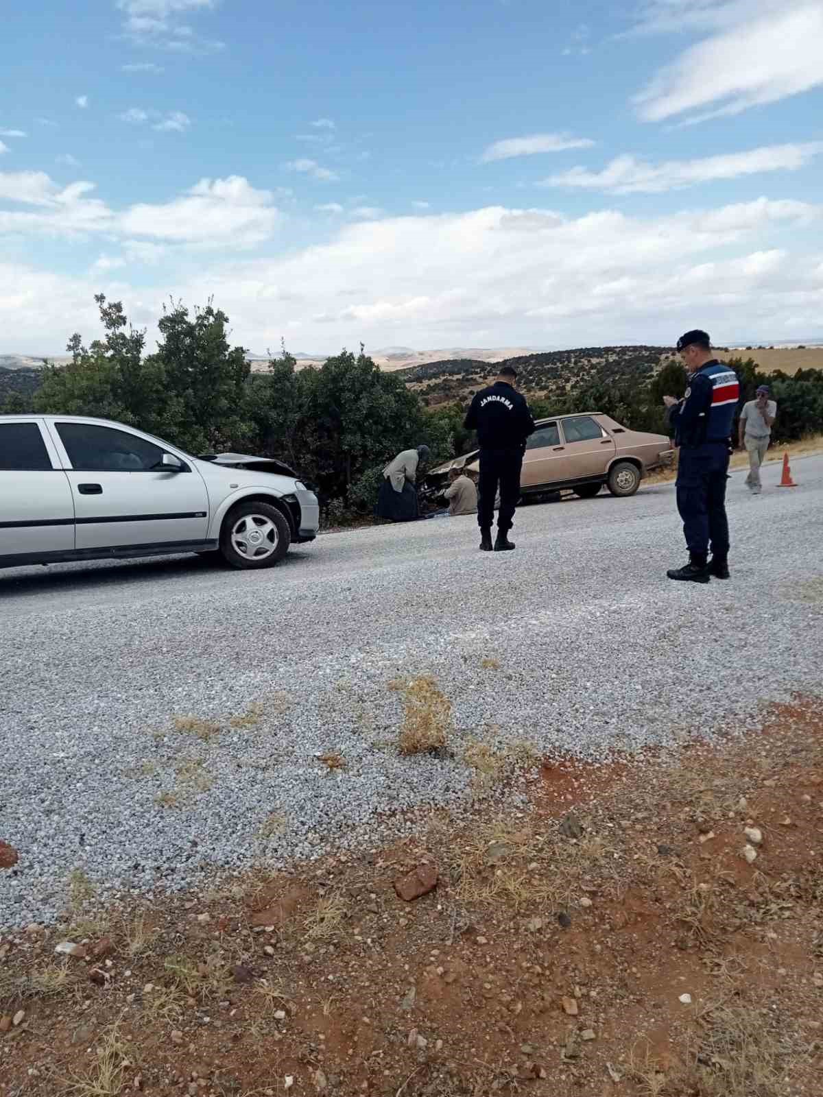Eskişehir Sivrihisar'da iki otomobil çarpıştı, 1'i ağır 2 kişi yaralandı