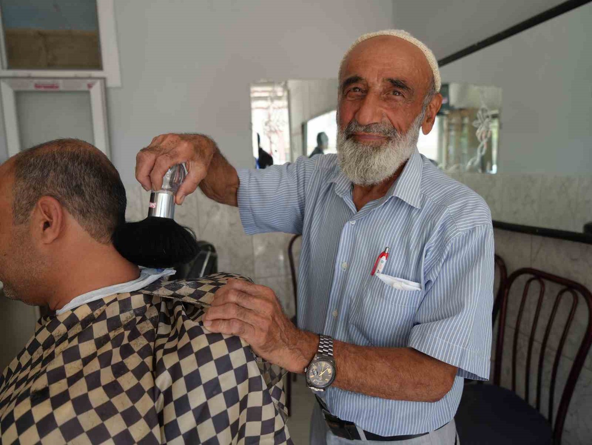 Gaziantep'te 76 yaşındaki adam, 11 yaşında başladığı berberliği 65 yıldır sürdürüyor