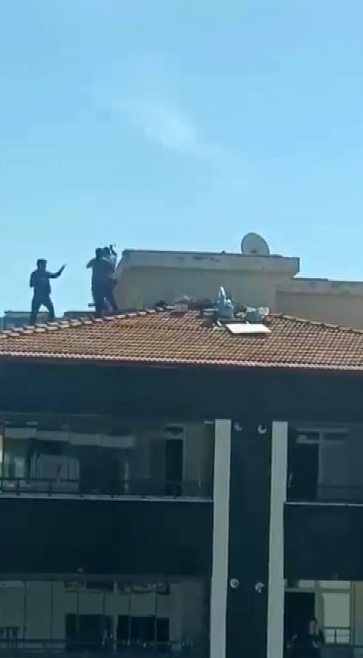 Gaziantep'de 5 katlı binanın çatısında iki kişi kavga etti