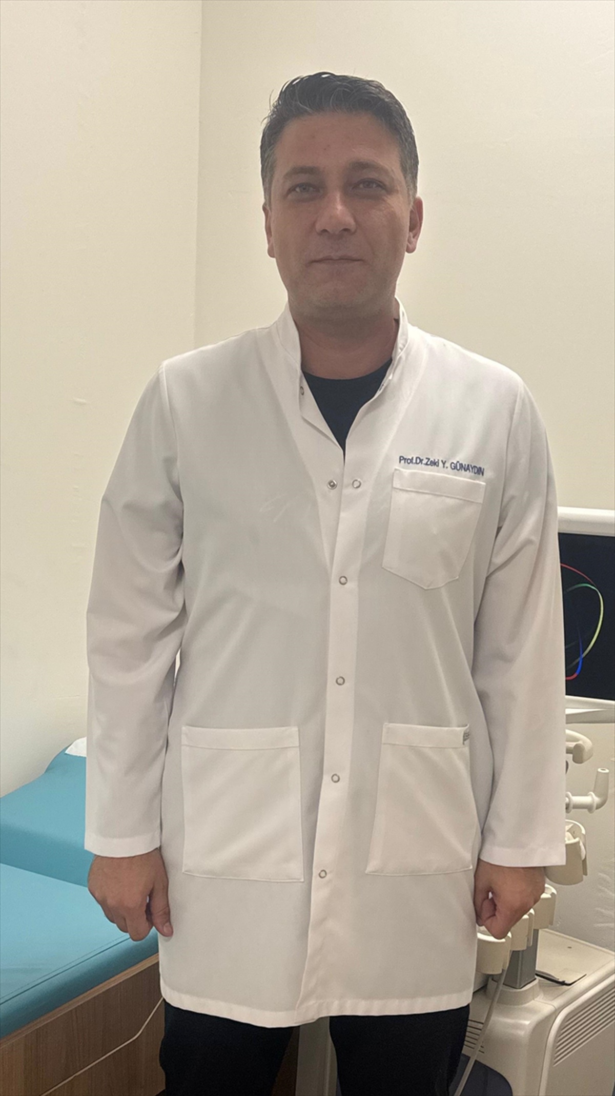 Giresun Tirebolu'da nefes borusuna ekmek kaçan garsonu Prof. Günaydın kurtardı