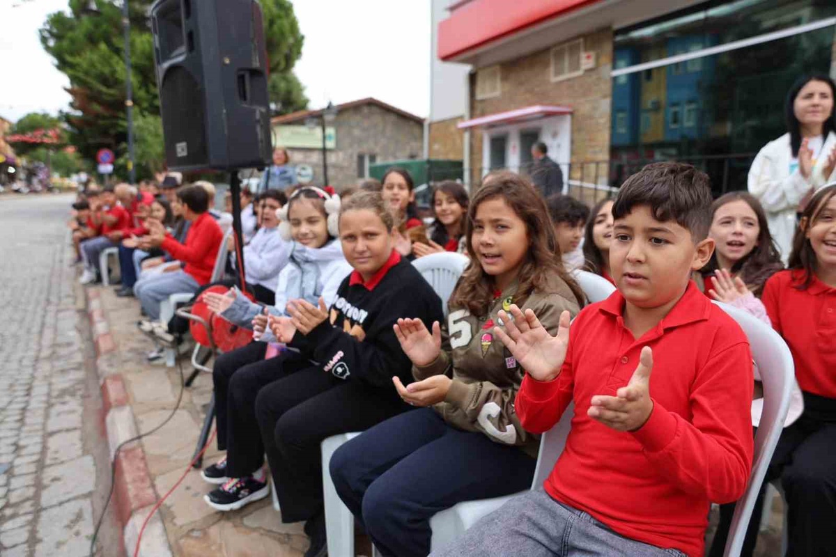 Gökçeada'da kurtuluşun 103'üncü yılı kortej ve araç konvoyuyla kutlandı