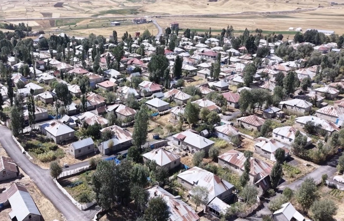 Hakkari Yüksekova'daki 220 haneli Doğanlı köyü simetrik yerleşimiyle dikkat çekiyor