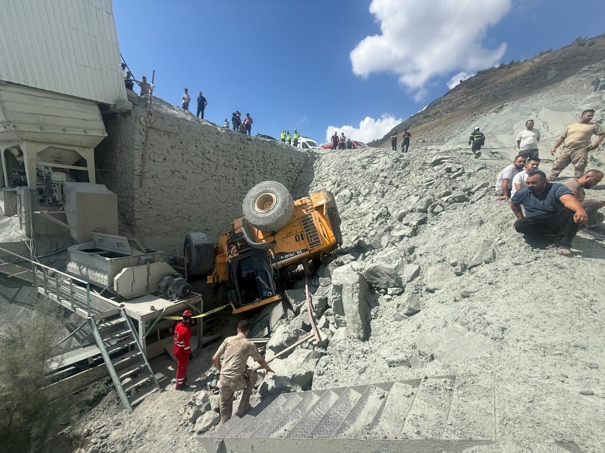 Hatay Antakya'da taş ocağı şantiyesinde devrilen iş makinesinde 1 işçi öldü