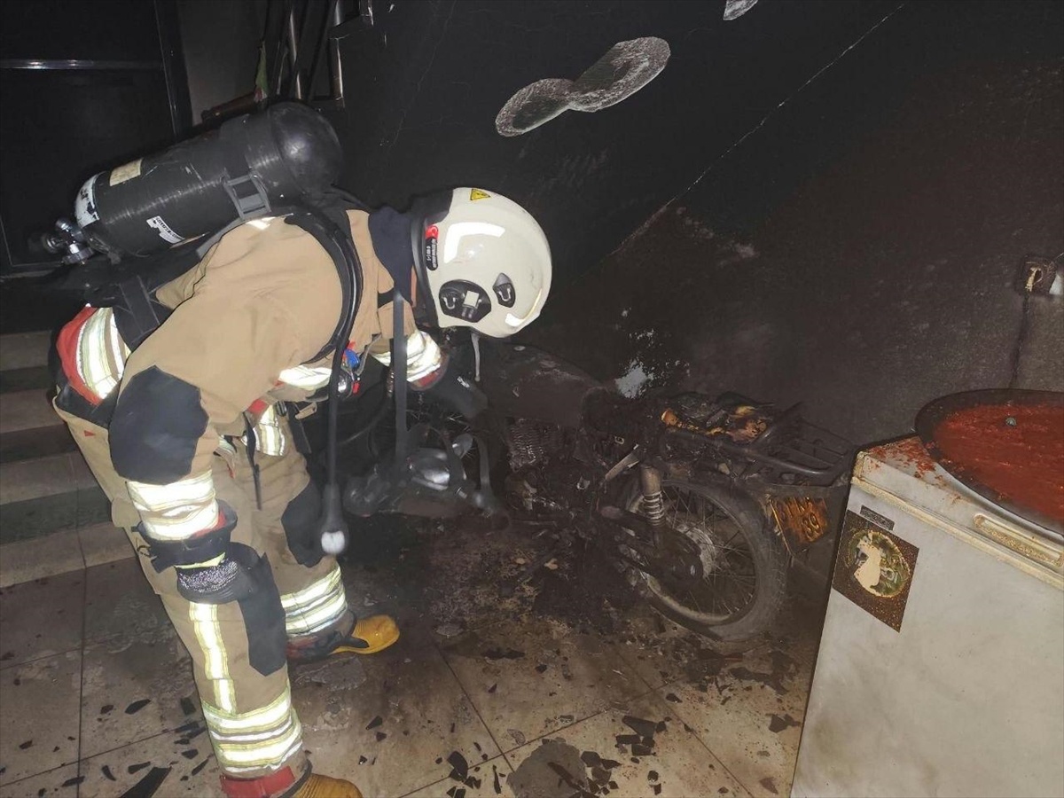Hatay Arsuz'da motosiklet yangınında mahsur kalan 2'si çocuk 4 kişi kurtarıldı