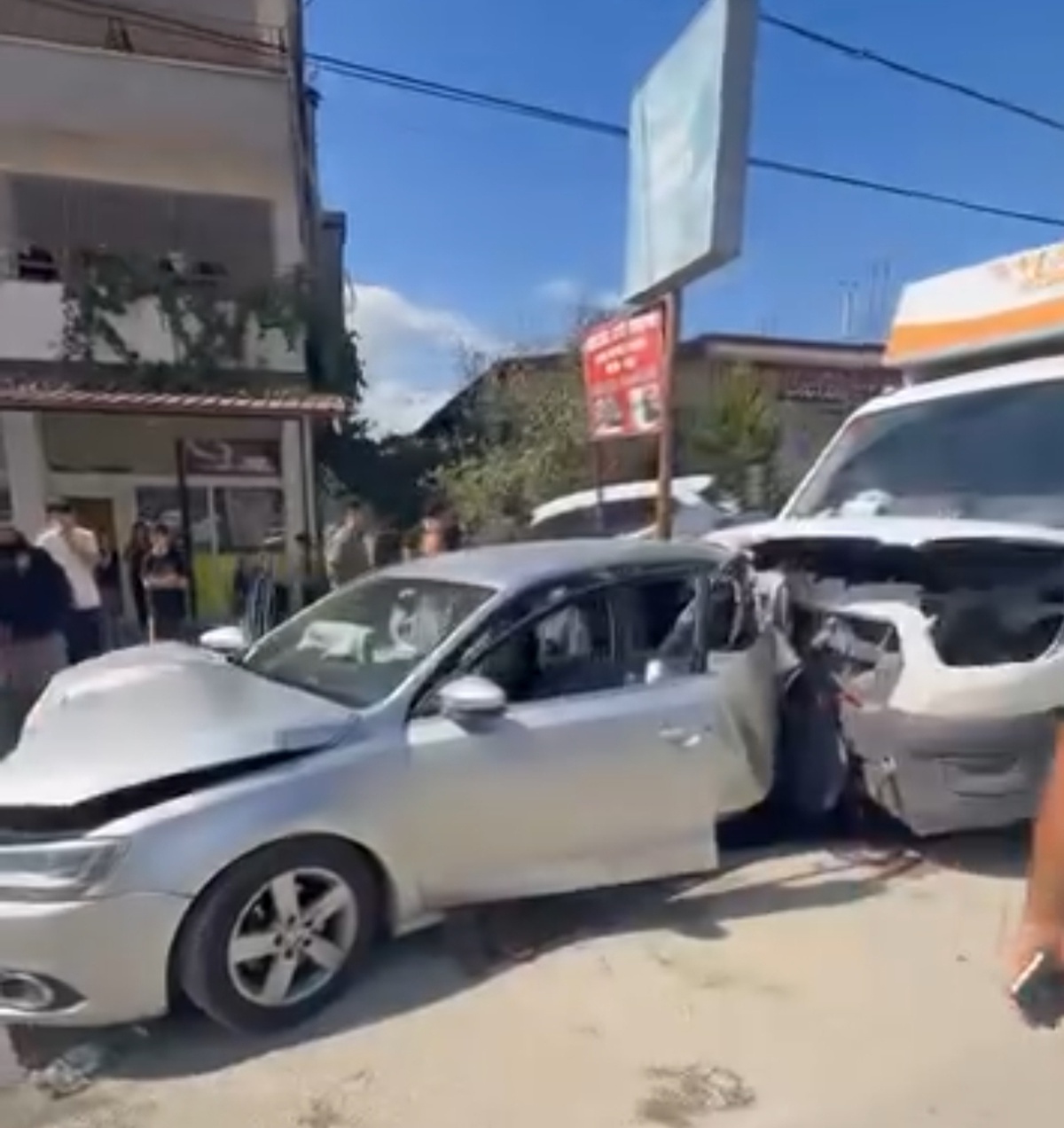 Hatay Defne'de kamyonet park halindeki otomobile çarptı, 2 kişi yaralandı