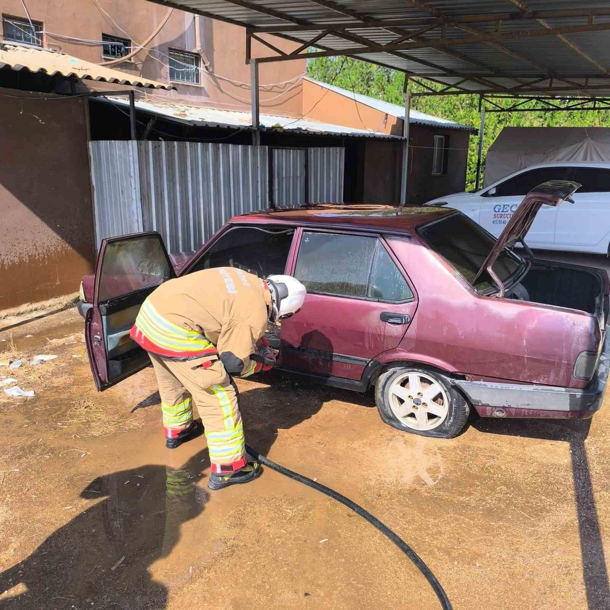 Hatay Reyhanlı'da park halindeki TOFAŞ otomobilde çıkan yangın büyümeden söndürüldü