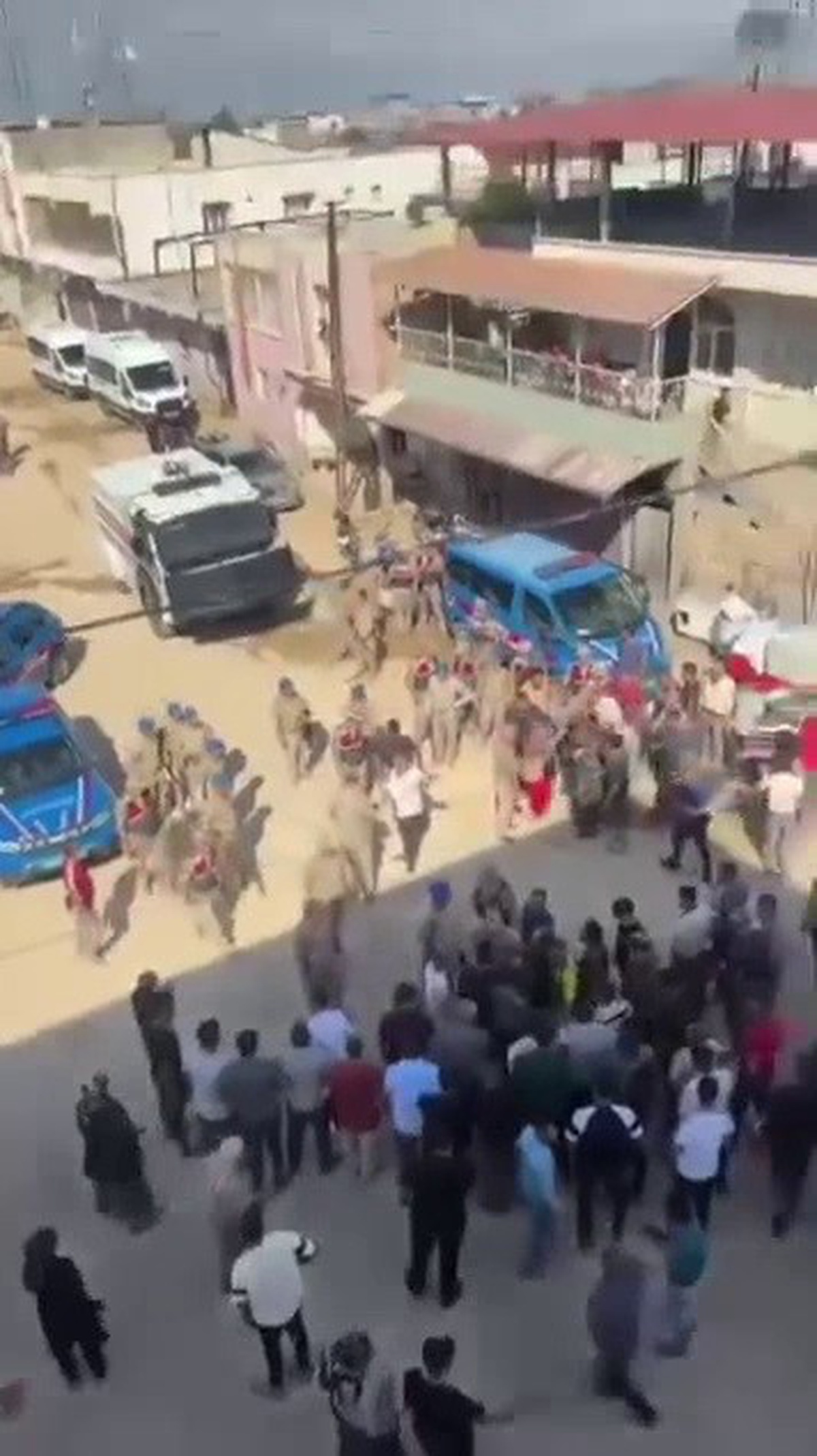 Hatay Reyhanlı'da şahıslar kaçak elektrik ekiplerine kortejle engel oldu