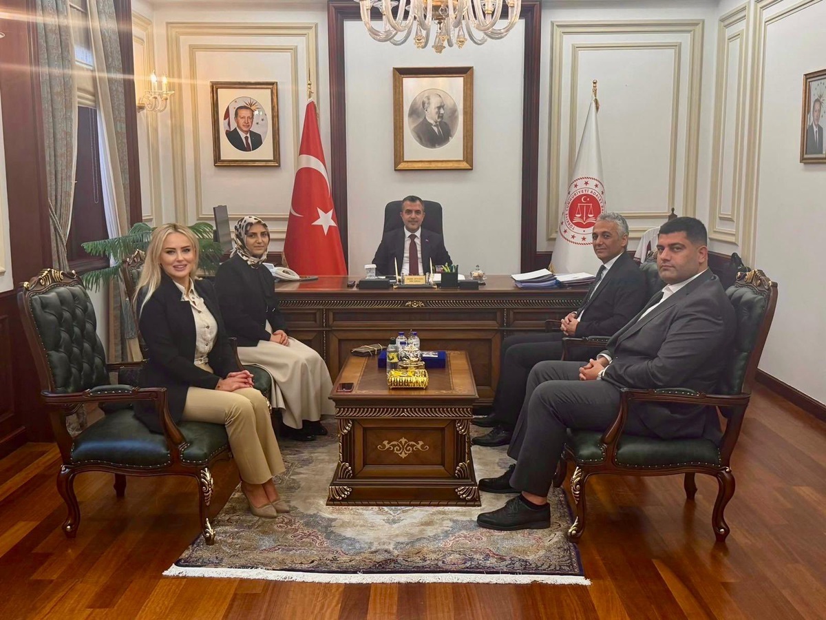 HEKİMSEN heyeti Adalet Bakan Yardımcısı Aydoğdu'ya Hekimlik Meslek Kanunu'nu anlattı