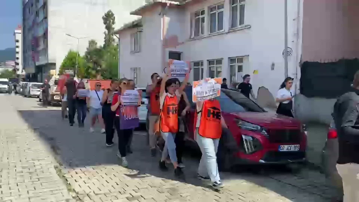 Hopa'da Halkevleri okullardaki şiddete karşı yürüyüp önlem çağrısı yaptı