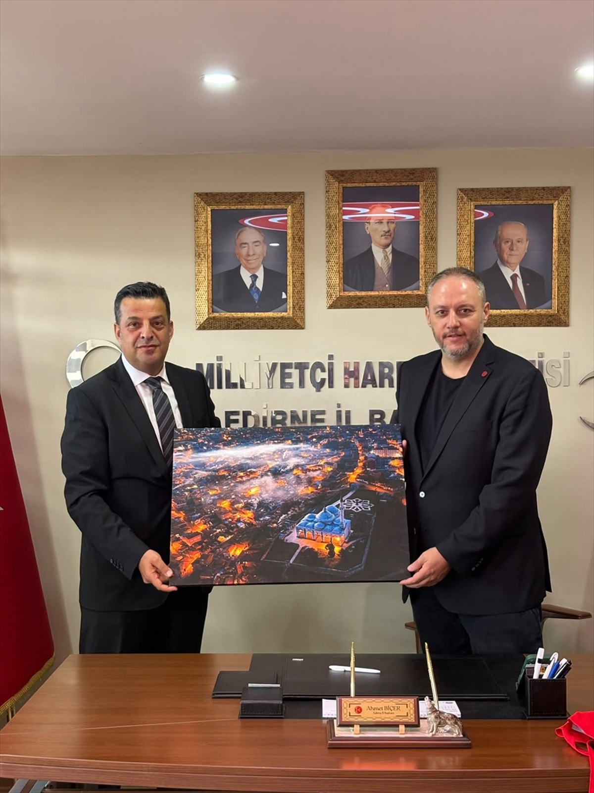İl Kültür ve Turizm Müdürü Soytürk, MHP İl Başkanı Biçer'e gece fotoğrafı hediye etti