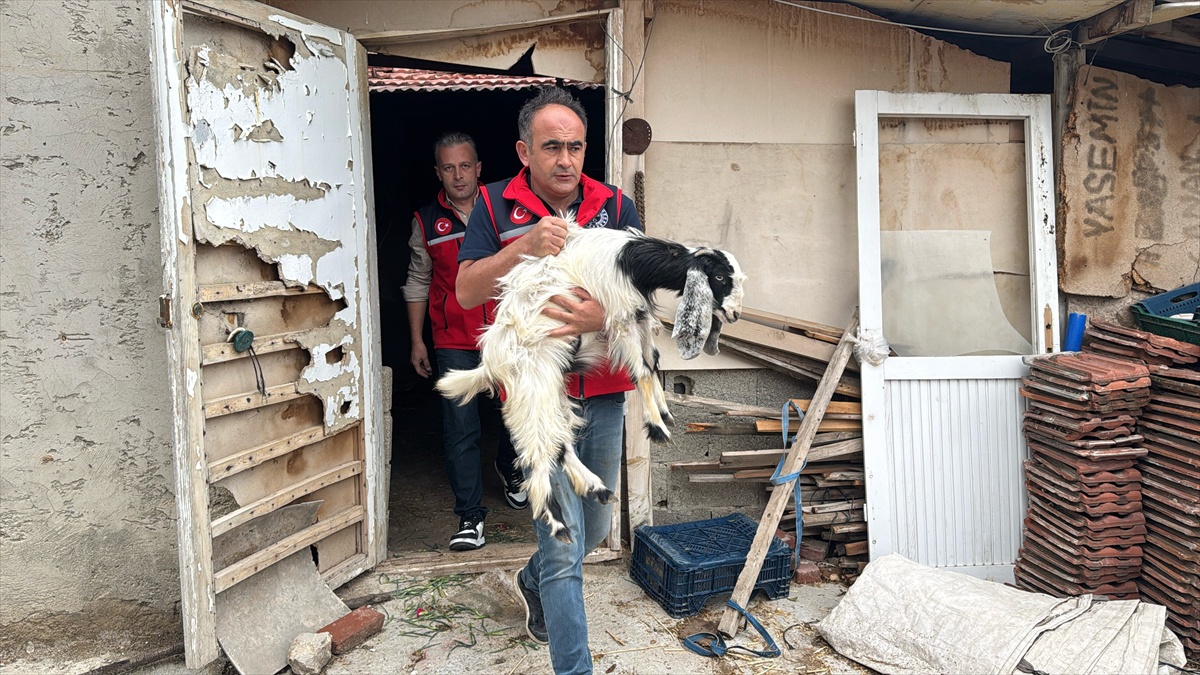 Isparta'da AFAD koordinasyonunda fırtına tatbikatında öğrenciler tahliye edildi