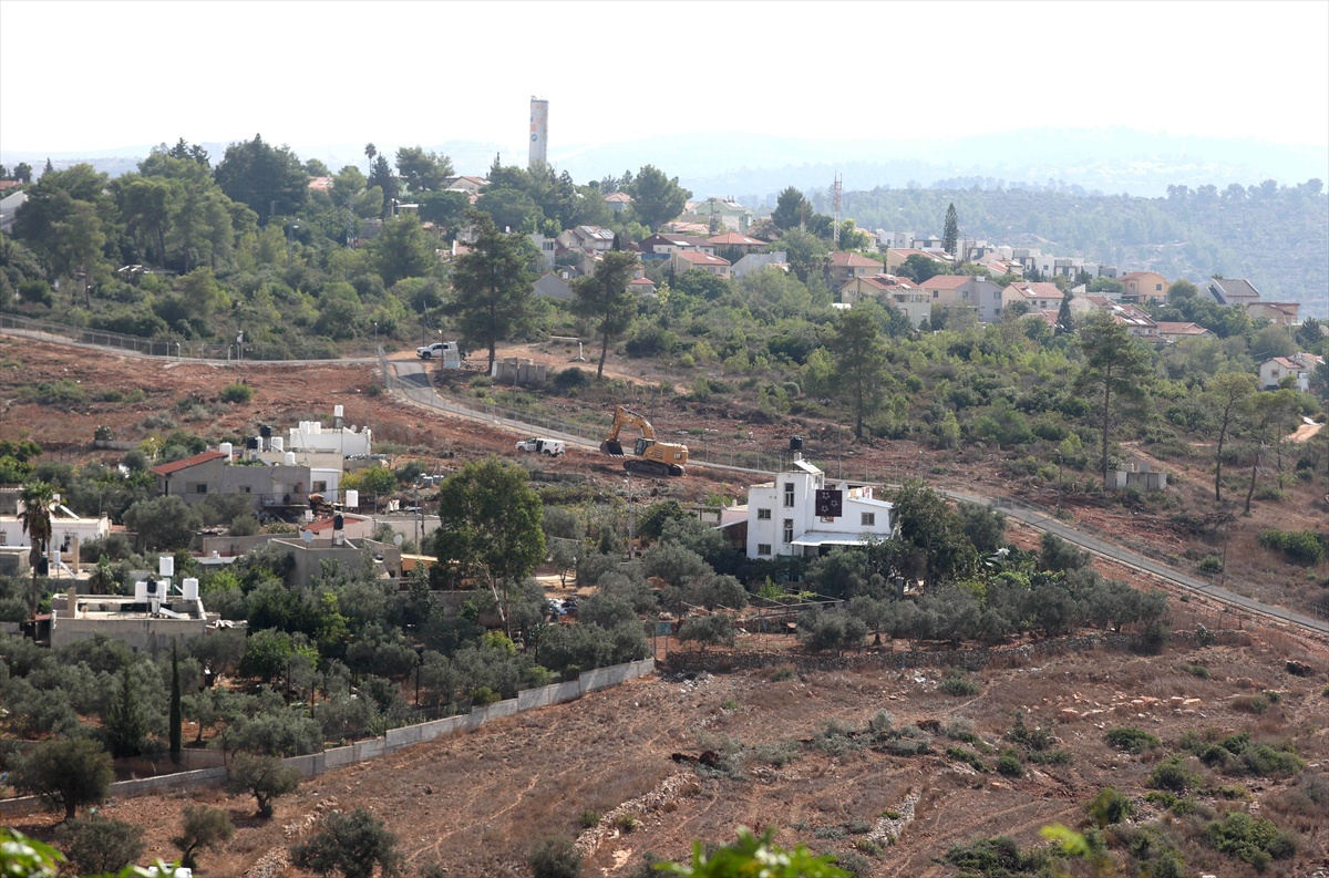 İsrail iş makineleri Batı Şeria Deyr Nizam'da zeytin ağaçlarını sökmeyi sürdürdü