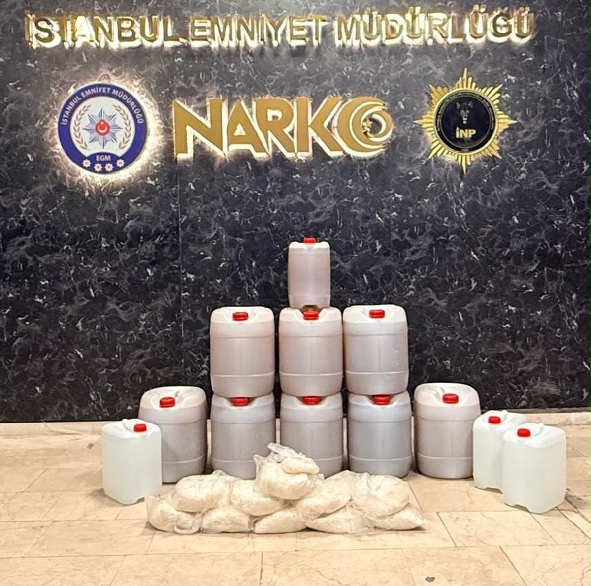 İstanbul'da 4 uyuşturucu operasyonunda 8 şüpheli yakalanıp adli makamlara sevk edildi