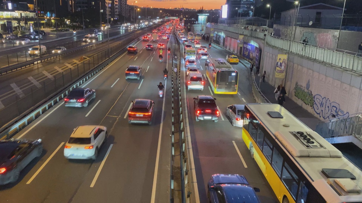 İstanbul'da akşam trafiği yüzde 69'a ulaştı, yoğunluk D-100 Yenibosna'da görüntülendi