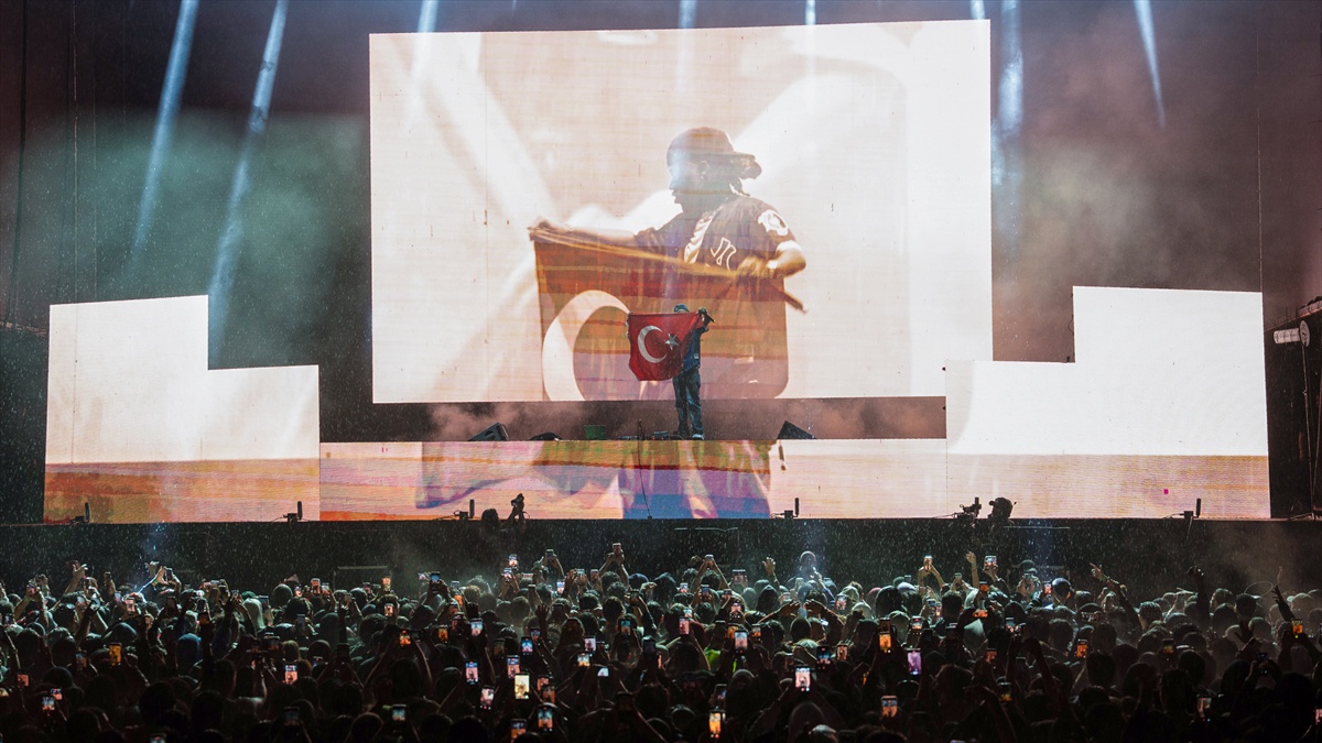 İstanbul'da sağanak altında konser veren Metro Boomin, sahnede Türk bayrağı açtı
