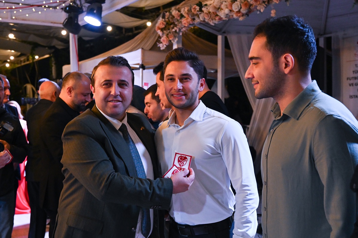 İstanbul İl Hakem Kurulu'nun kokart gecesinde alt klasman hakemlerine kokart takıldı