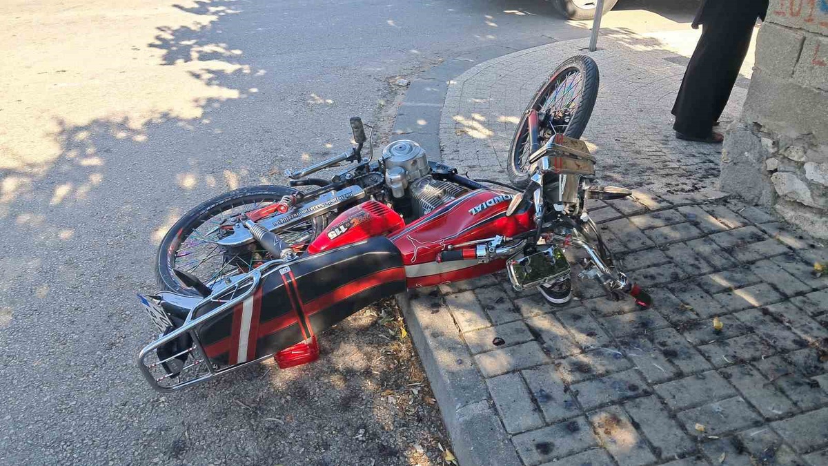 Karaman Beyazkent'te motosiklet ile hafif ticari araç çarpıştı, 1 kişi yaralandı