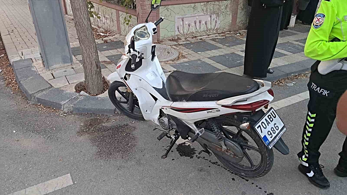 Karaman'da açılan otomobil kapısına çarpan motosiklet devrilince 2 kişi yaralandı