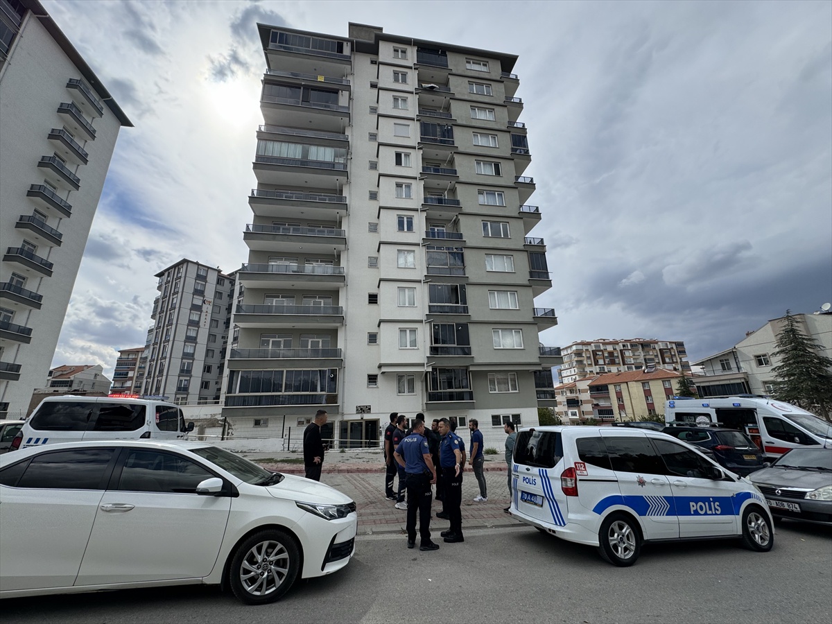 Karaman'da evlerinde ölü bulunan karı kocanın apartmanı tedbir amaçlı boşaltıldı