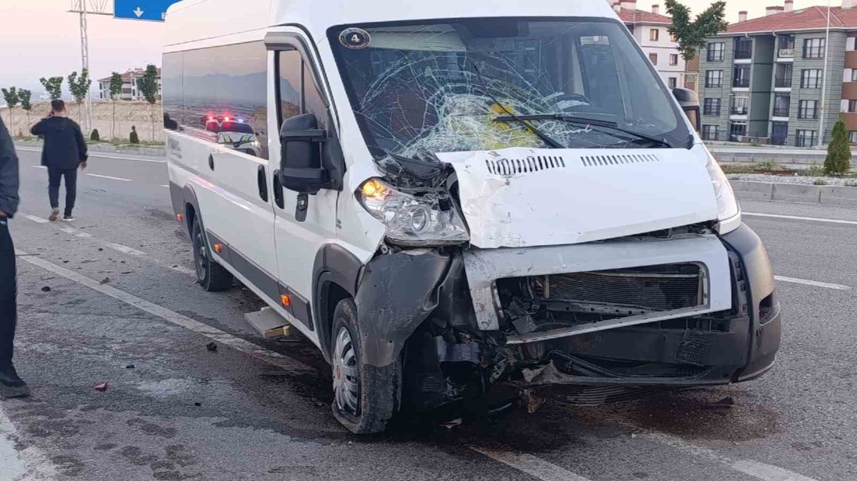 Karaman'da okul servisi işçi servisine çarptı, 1 kişi hafif yaralandı