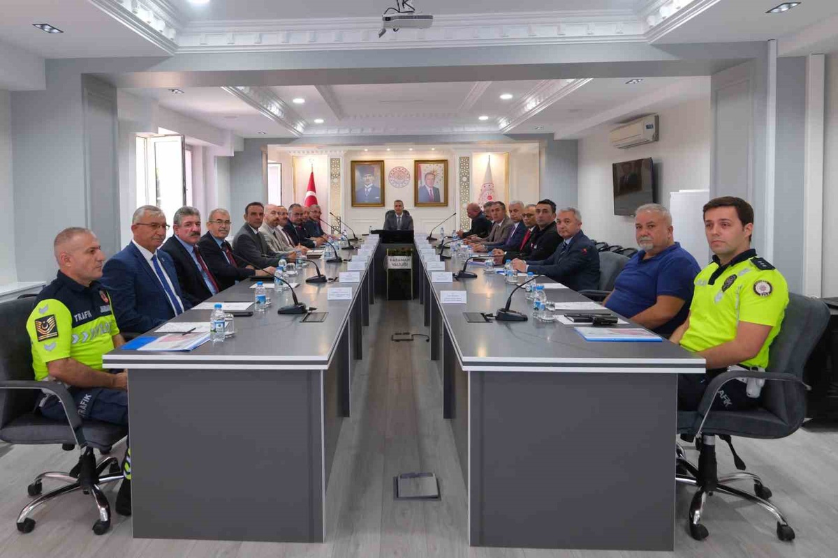 Karaman'da trafik güvenliği toplantısında Vali Çiçek sürücülere çağrı yaptı