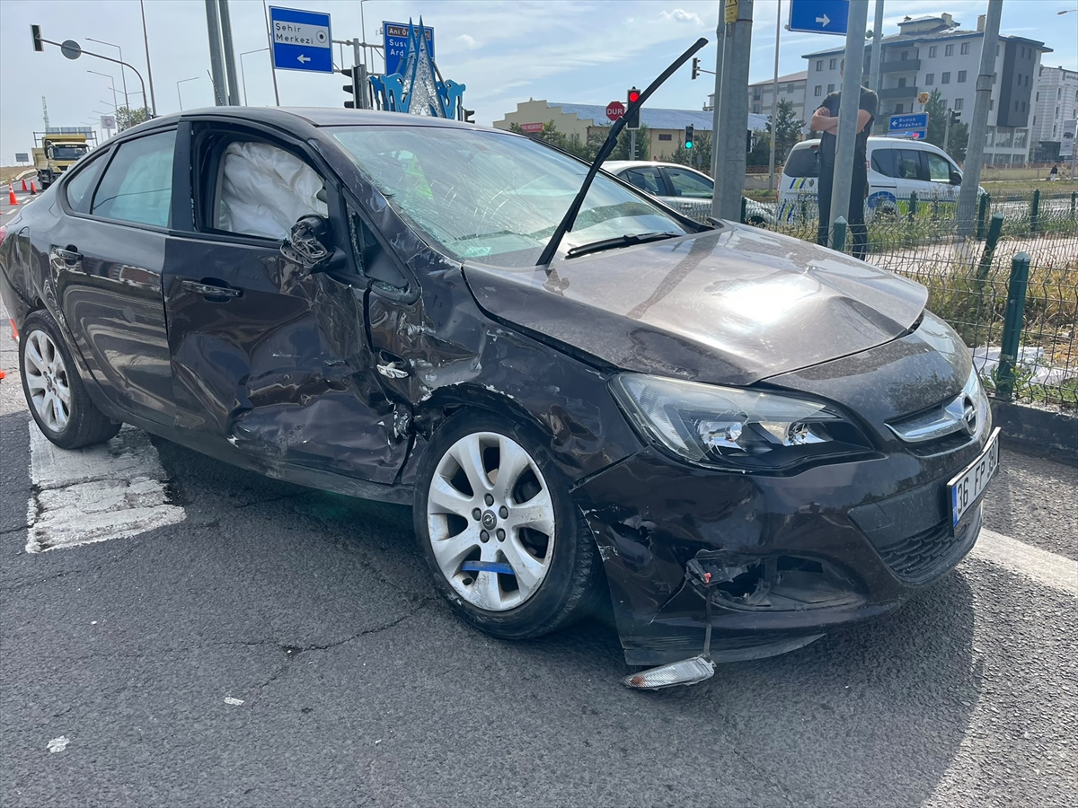 Kars'ta hasta almaya giden ambulans otomobille çarpıştı, 4 kişi yaralandı