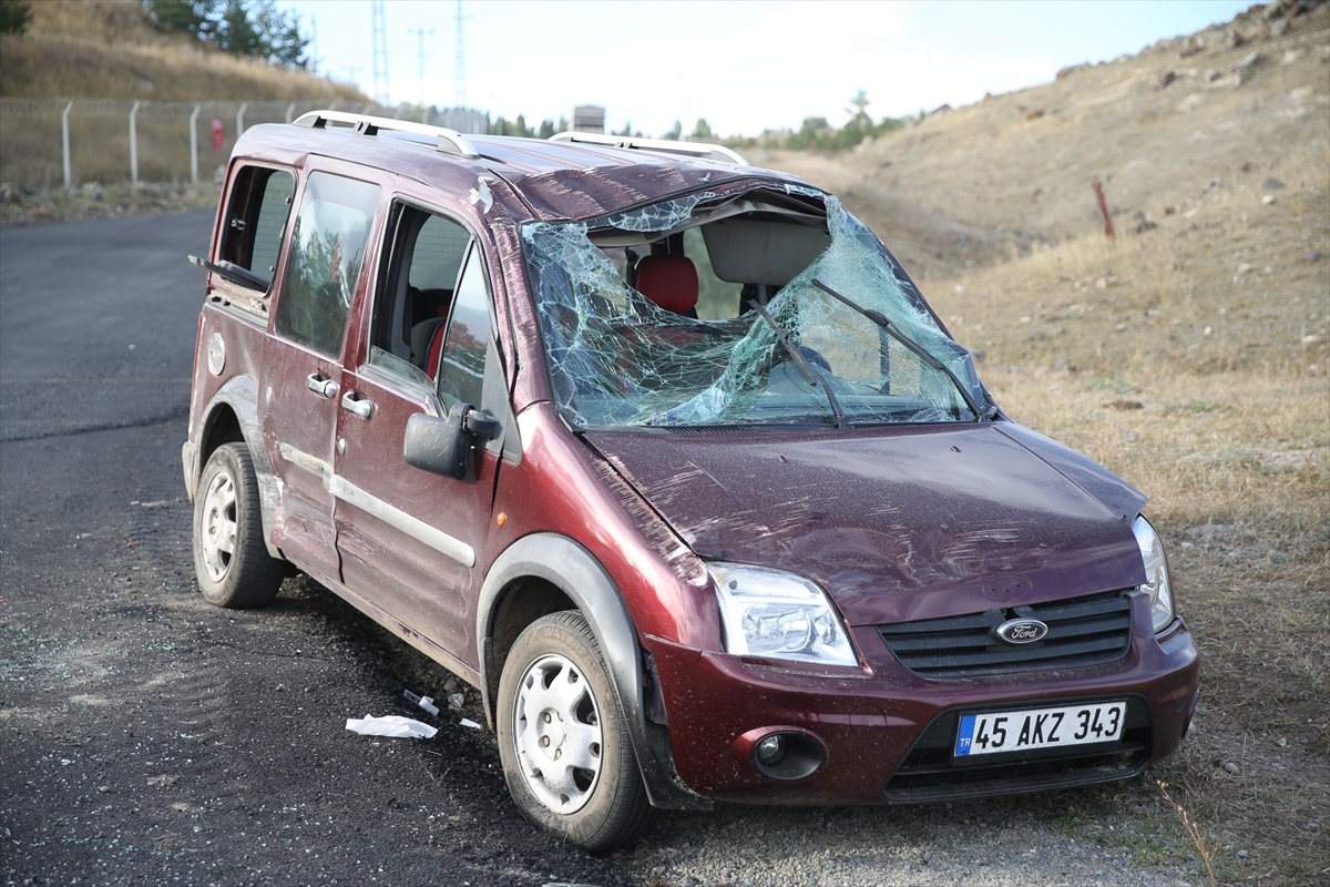 Kars'ta iki aracın çarpıştığı kazada 3 kişi yaralandı, sıkışanları AFAD kurtardı