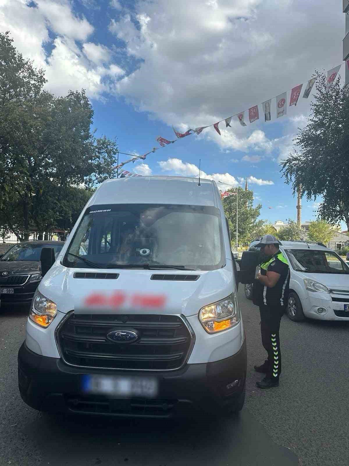 Kars'ta trafik ekipleri okul servislerini güvenlik için tek tek denetliyor
