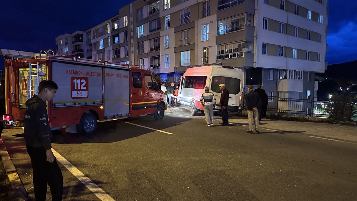 Kastamonu'da kontrolden çıkan minibüs korkuluklara yan yattı, sürücü yaralandı.