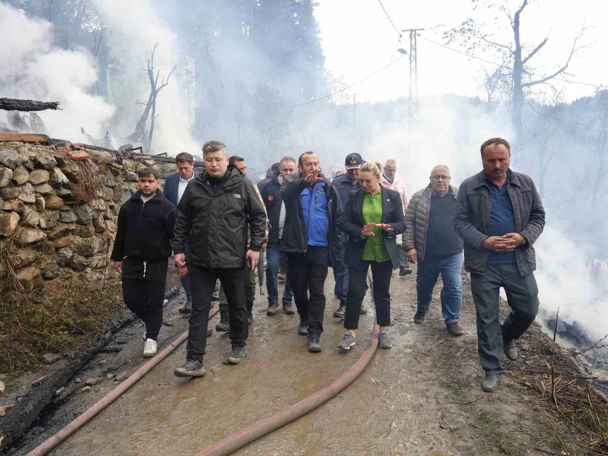 Kastamonu İnebolu'da 11 ev yandı, Milletvekili Ekmekci evlerin yapılacağını söyledi
