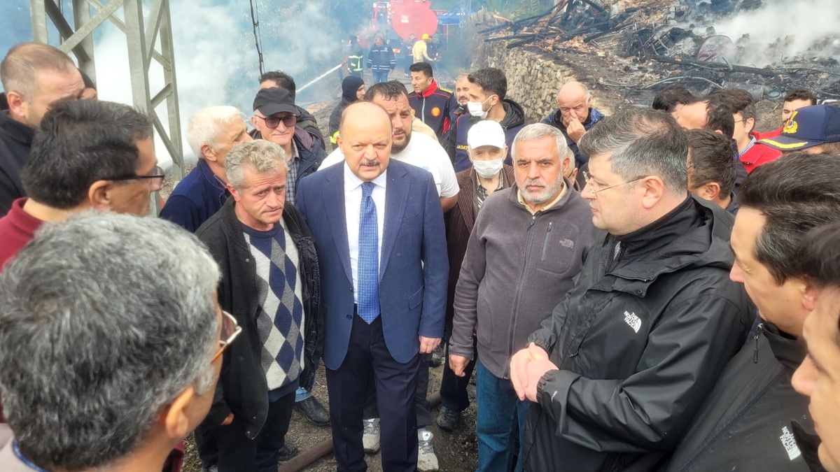 Kastamonu İnebolu'da 11 evi yakan yangın yaklaşık 6 saatte kontrol altına alındı