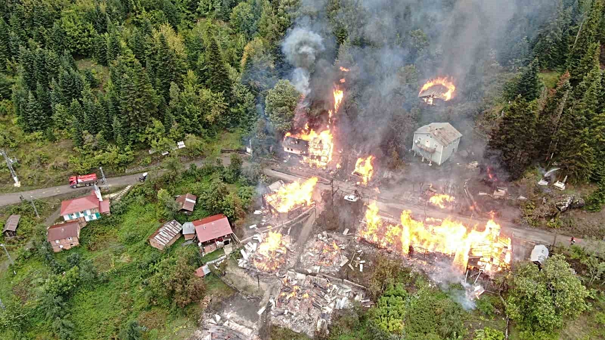 Kastamonu İnebolu’da 8 evi saran yangına ekiplerin müdahalesi sürüyor