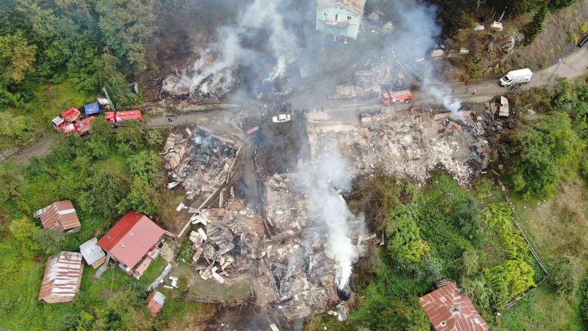 Kastamonu İnebolu'da çıkan yangında 11 ev yandı, hasar havadan görüntülendi