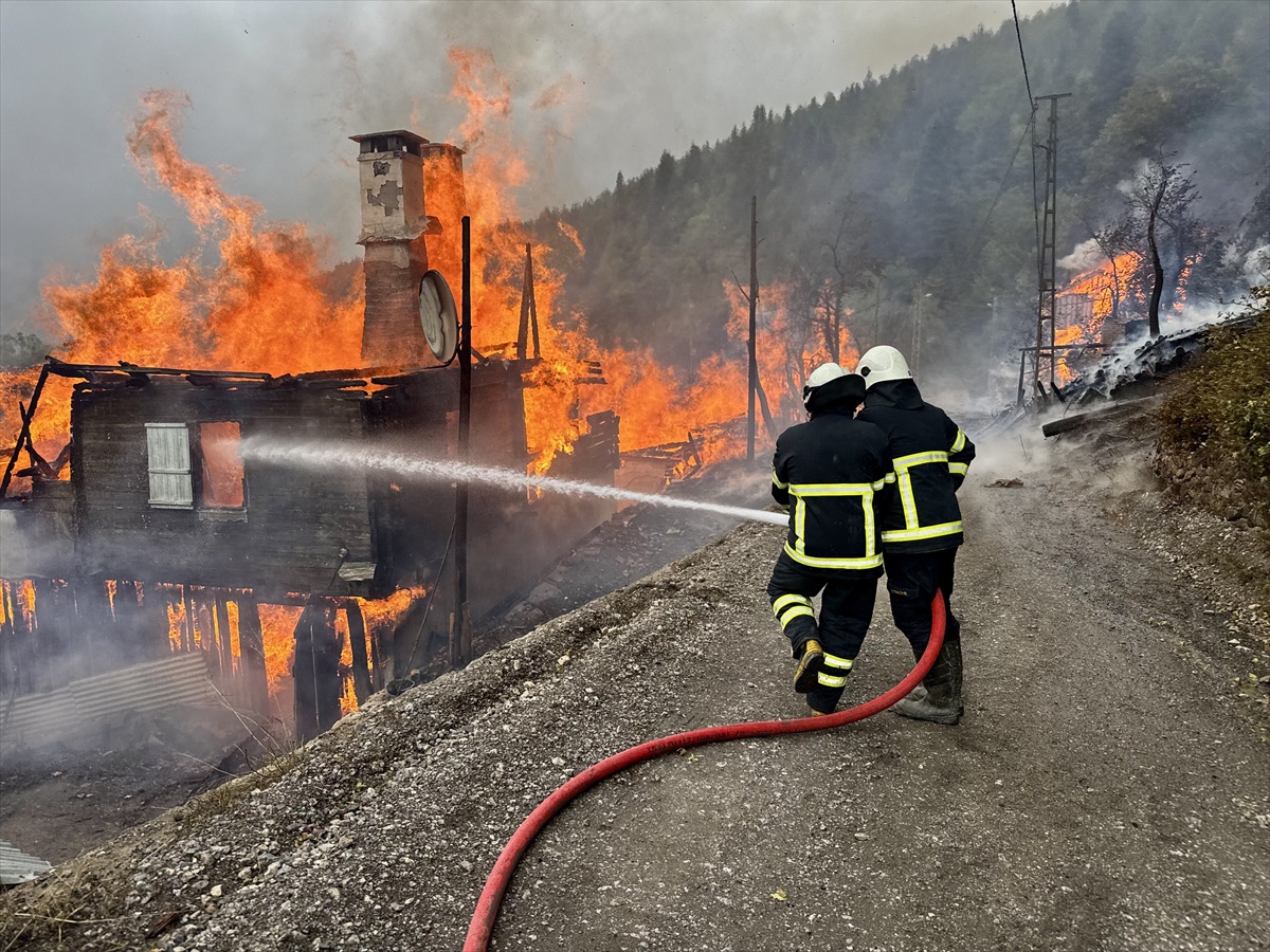 Kastamonu İnebolu'da Deresökü köyündeki yangın 4 eve daha sıçradı, müdahale sürüyor
