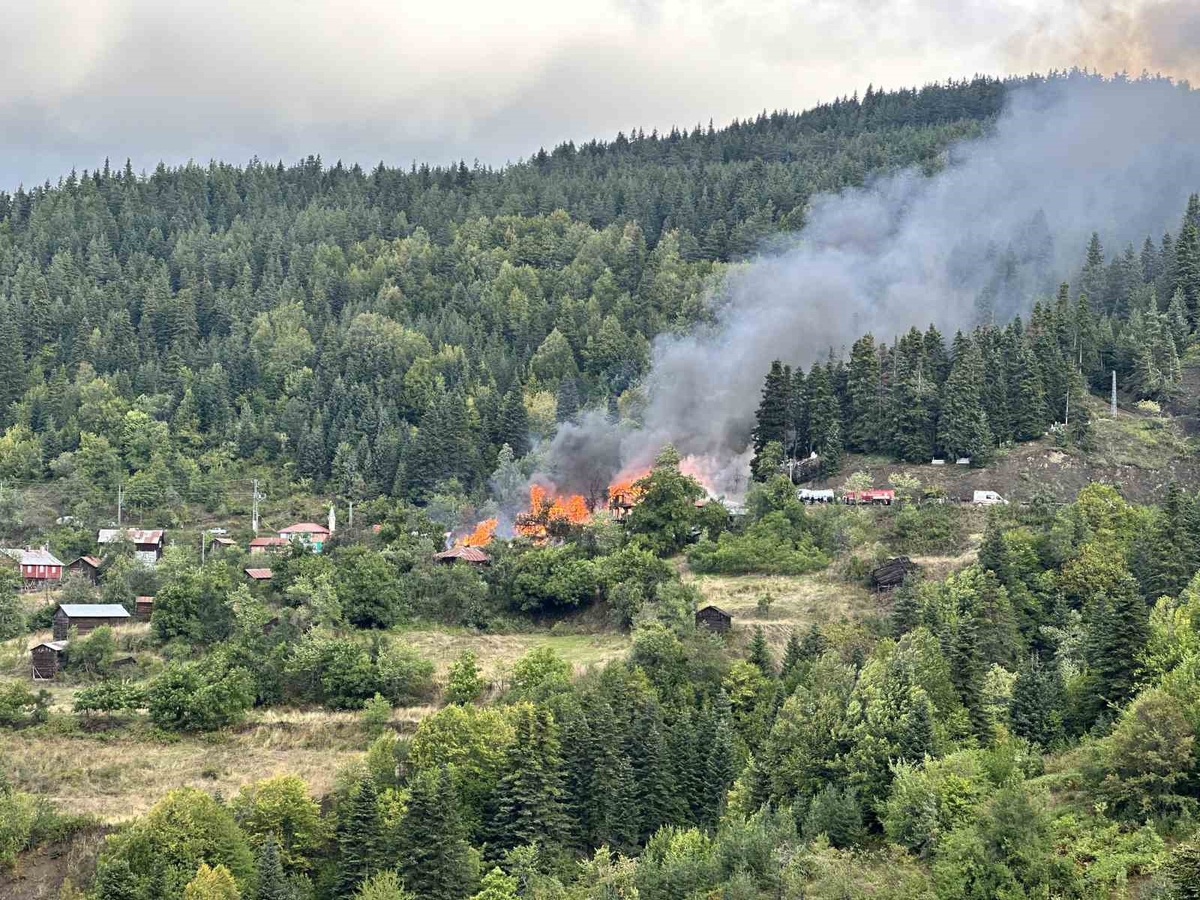 Kastamonu İnebolu'da ev yangını üç eve daha sıçradı, ekipler müdahale ediyor