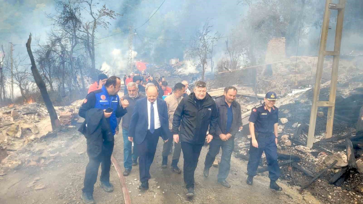 Kastamonu İnebolu'daki köy yangını kontrol altına alındı, 11 ev yandı
